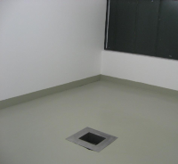 Leerer Raum mit grauem Betonboden der in Zukunft auls Produktionsraum der Firma Verpackungs-Service G&uuml;nter Pantel GmbH G&uuml;nter Pantel genutzt werden soll